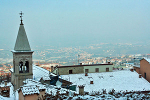 Снег на крышах домов в Римини зимой