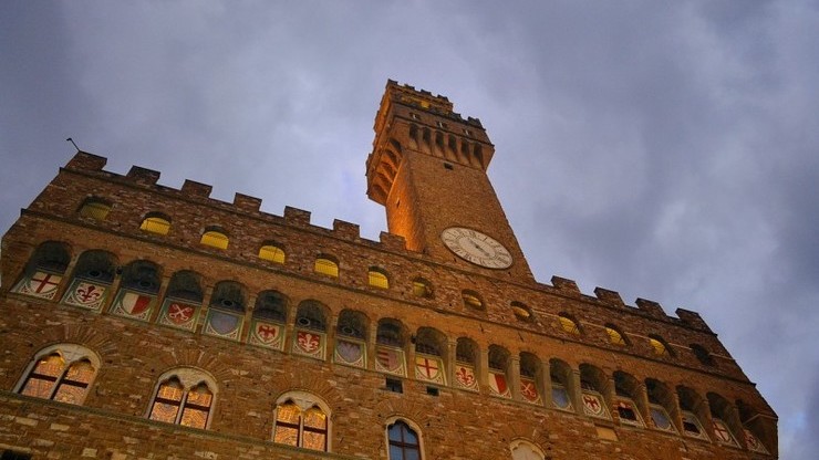 Башня Арнольфо в Палаццо Веккьо. В башне есть колокольня и часы.