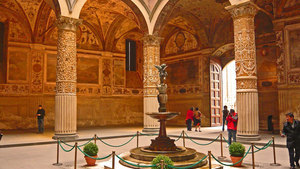 Первый дворик в Палаццо Веккьо. В центре - фонтанчик со скульптурой Амура и дельфинов.