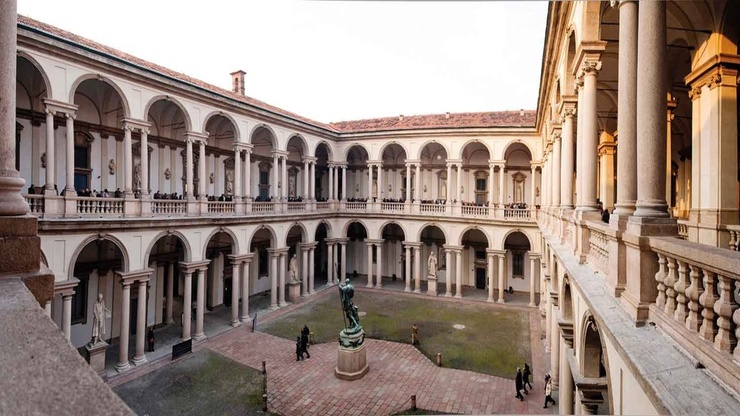 Внутренний дворик Пинакотеки Брера. Расположен в самом оживленном квартале Милана