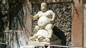 Статуя полного человека верхом на черепахе в садах Боболи посвящена шуту герцога