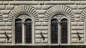 Окна изысканной формы в палаццо Строцци