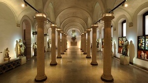 Художественный музей и выставочные залы внутри королевского дворца