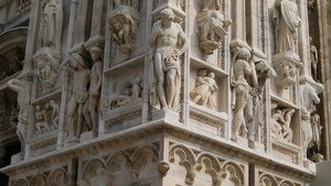 Скульптурная композиция, украшающая фасад миланского католического собора
