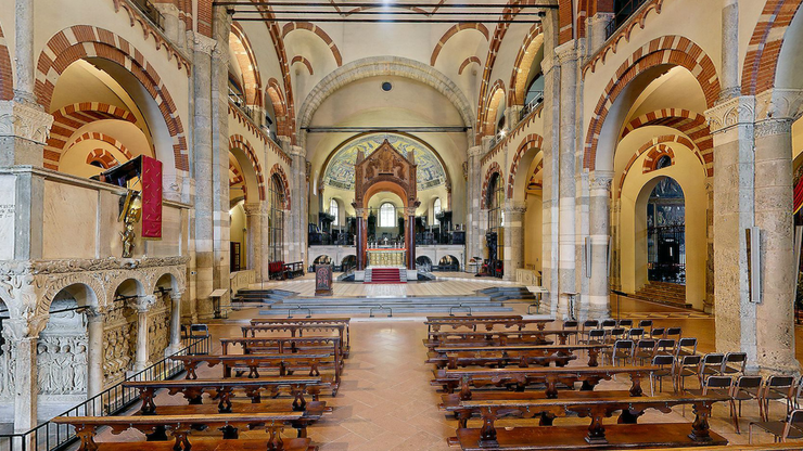 Богатый интерьер внутри собора в Милане