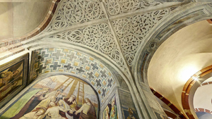 Мозаичный потолок внутри собора