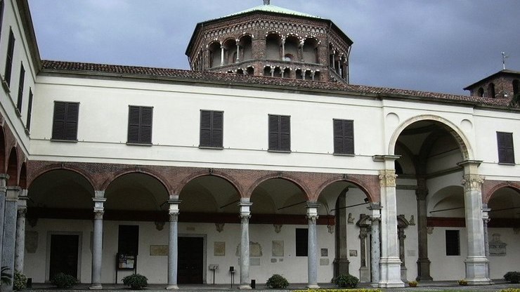 Внутренний двор христианского собора в Милане