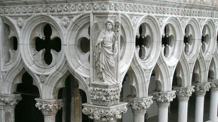Символ могущества Венеции на фасаде здания