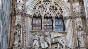 Лев с крыльями и книгой - один из символов Венеции