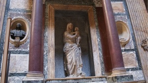 Гробница Рафаэля внутри пантеона в Риме