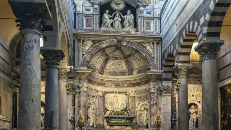 Соборная кафедра, украшенная резьбой итальянских мастеров