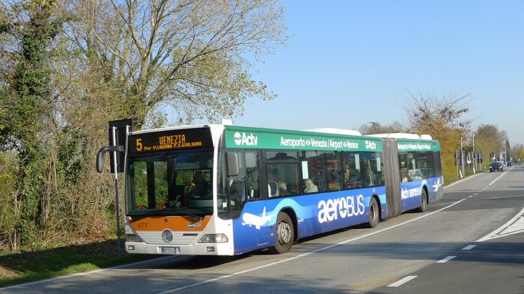 Автобусный рейс из аэропорта в город